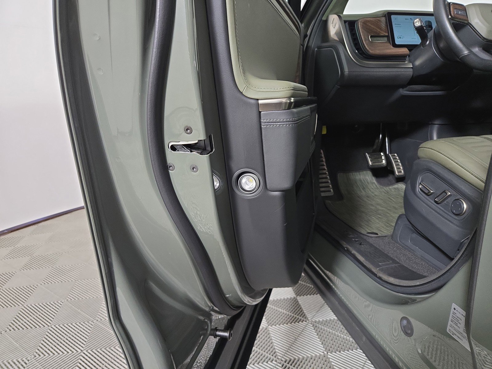 Used 2022 Rivian R1S Launch Edition image 32