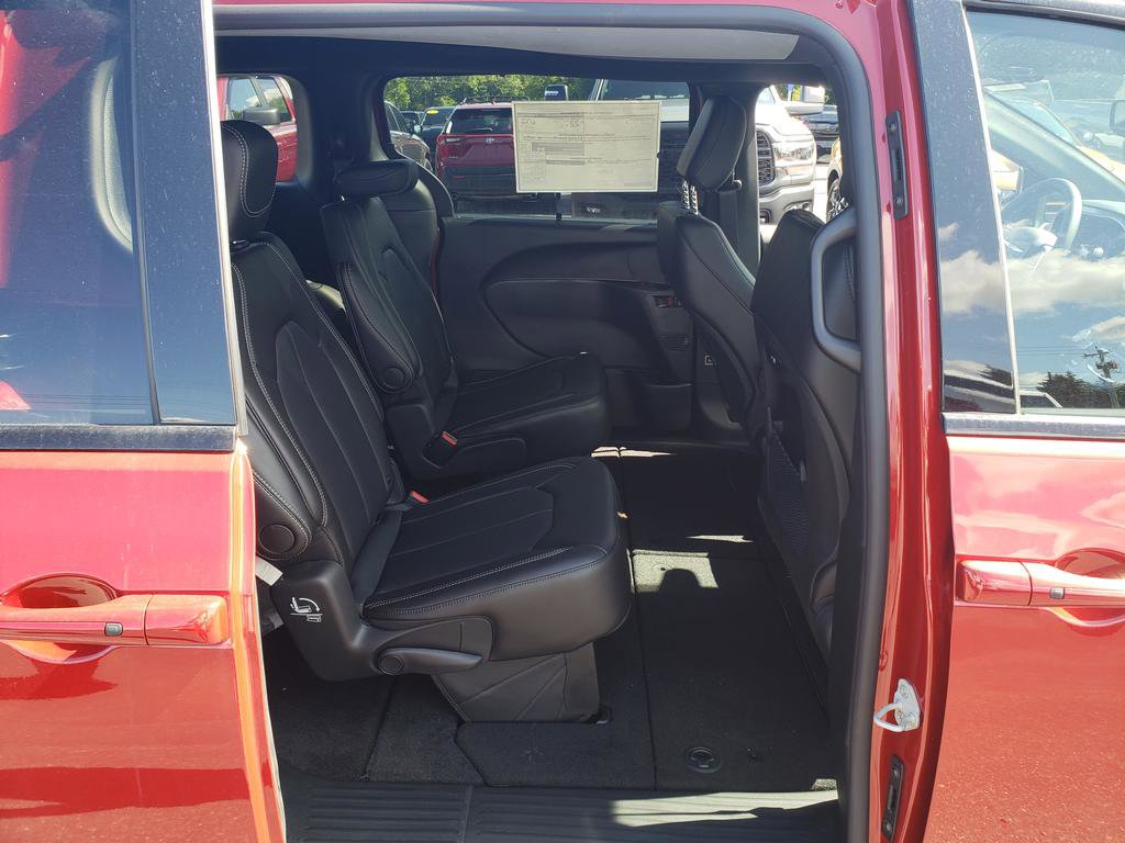 New 2026 Chrysler Pacifica Select image 13