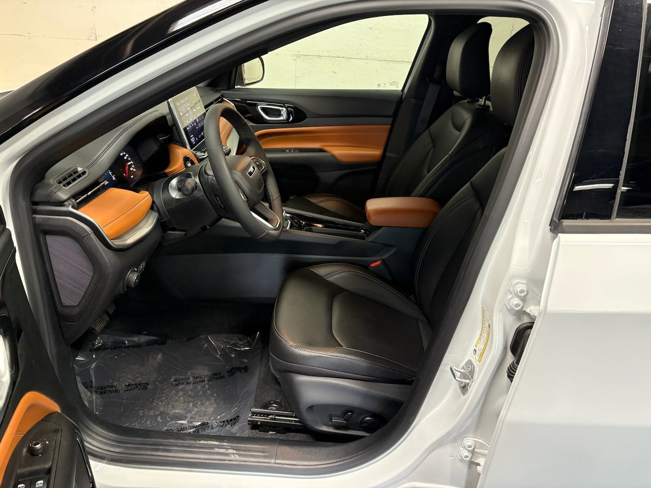 Used 2025 Jeep Compass Limited image 3