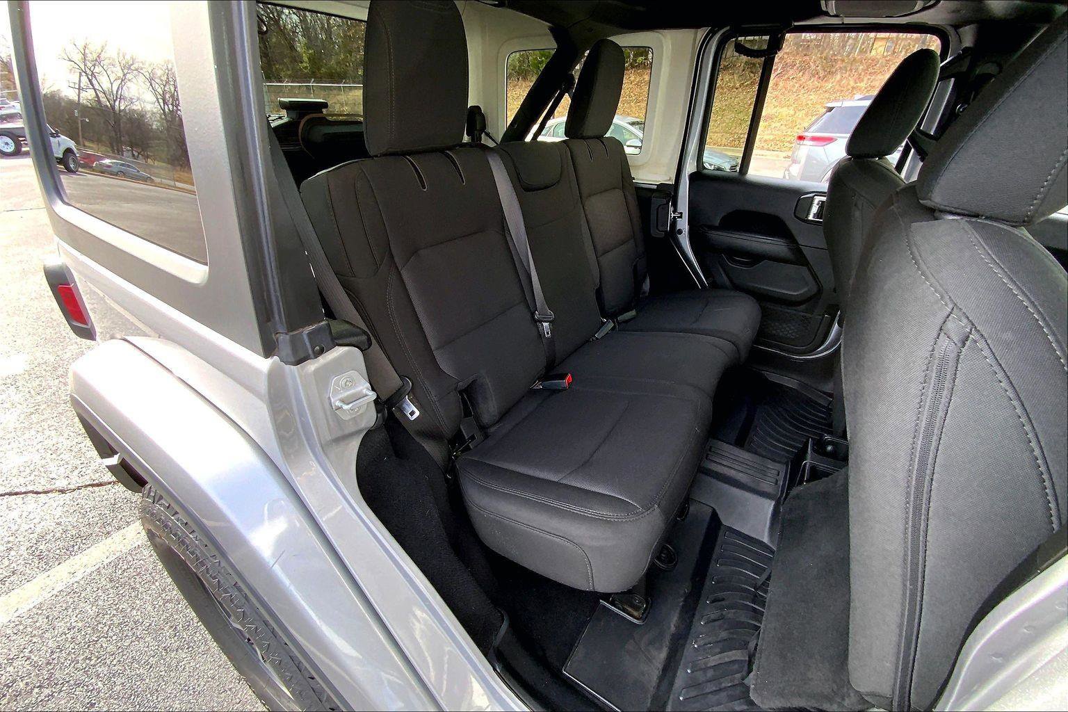 Used 2019 Jeep Wrangler Unlimited Sahara image 21