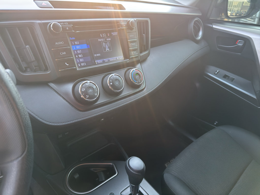 Used 2018 Toyota RAV4 LE FWD image 20