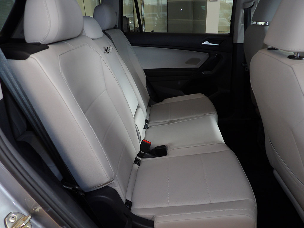 Used 2021 Volkswagen Tiguan SE FWD image 18