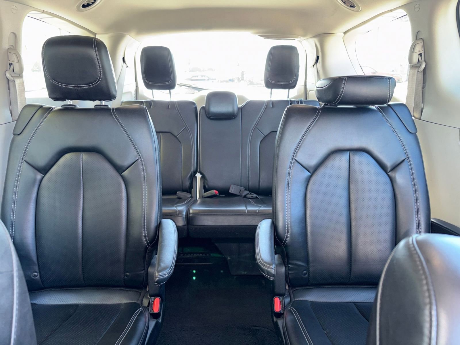 Used 2023 Chrysler Pacifica Touring-L image 40