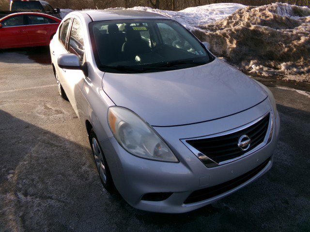 Used 2014 Nissan Versa SV image 2