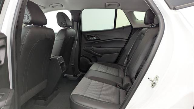 Used 2025 Chevrolet Trax LT w/ LT Convenience Package FWD image 16