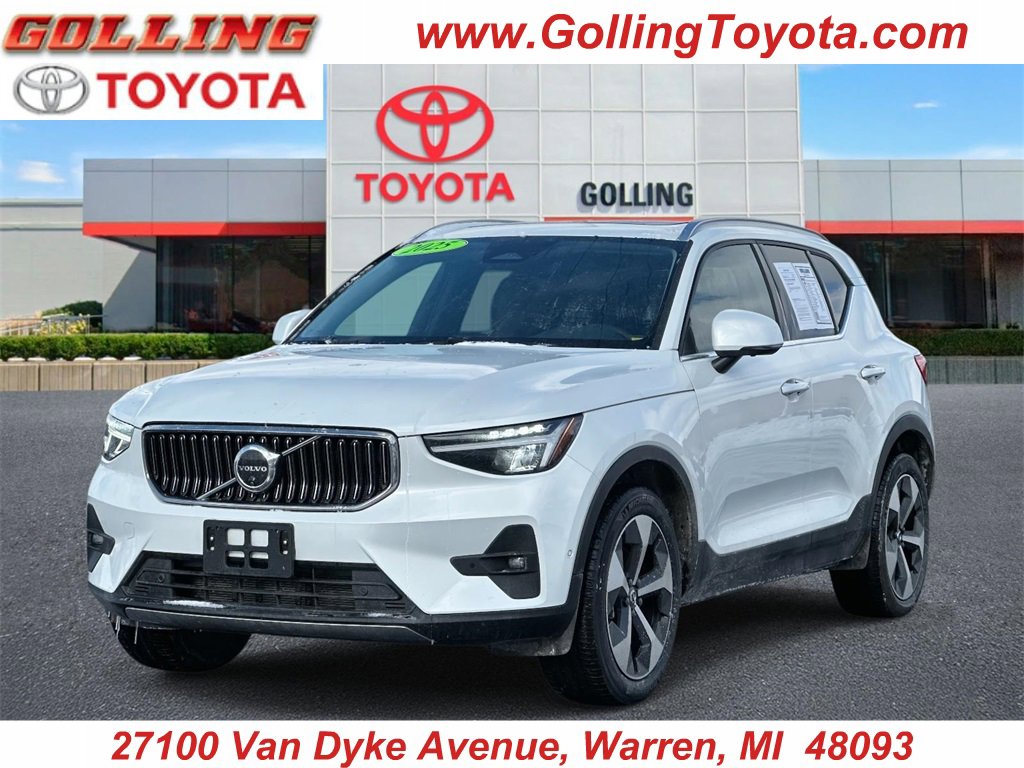 Used 2025 Volvo XC40 B5 Plus image 1