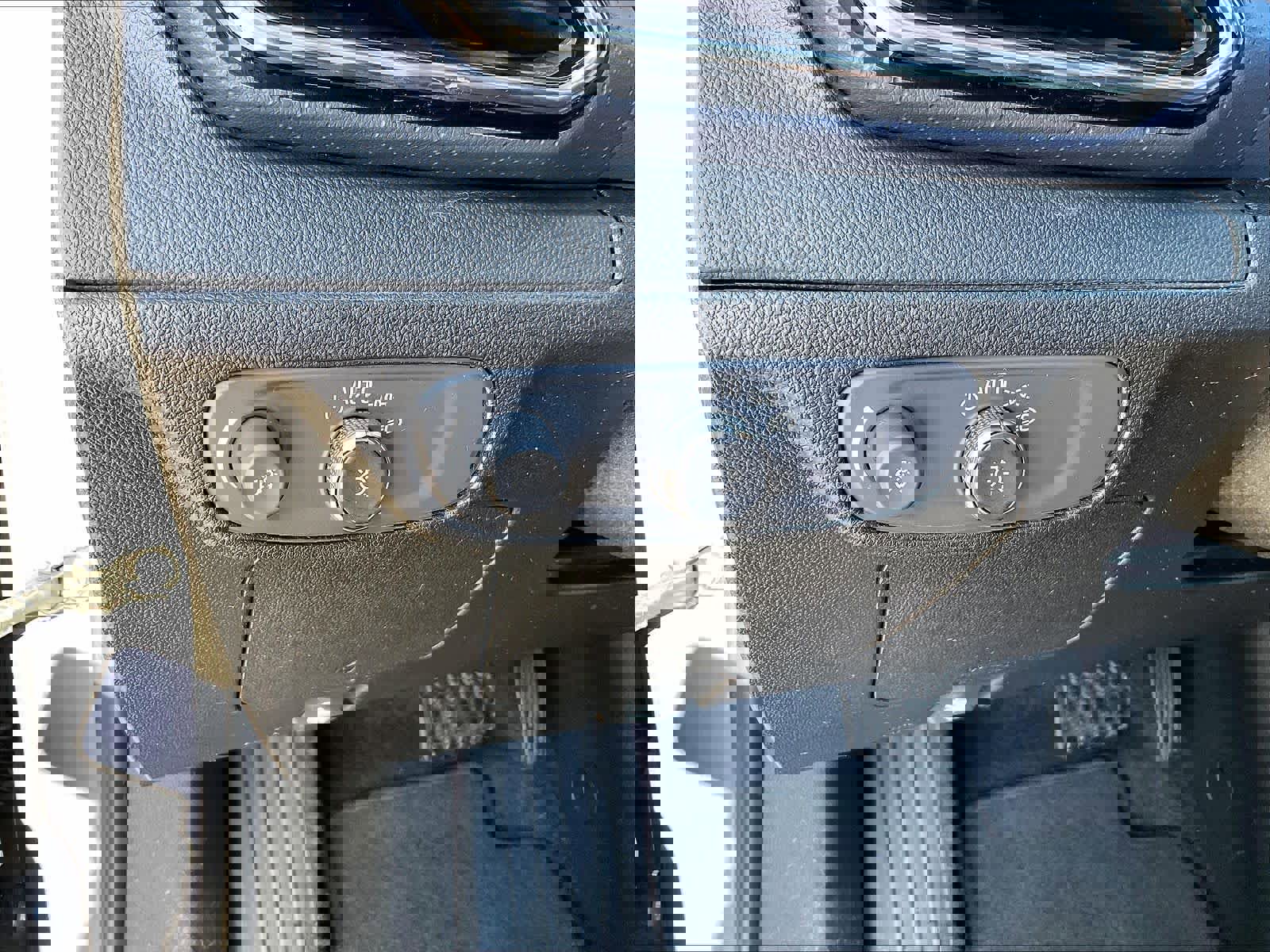 Used 2023 Chevrolet Bolt EUV Premier w/ Sun & Sound Package image 27