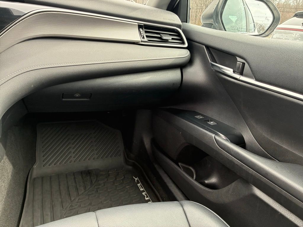 Used 2020 Toyota Camry SE w/ Sunroof Package image 35