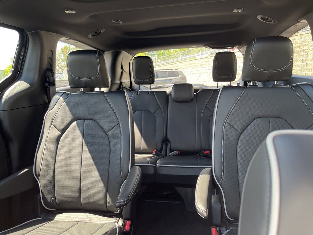 New 2026 Chrysler Pacifica Limited FWD image 31