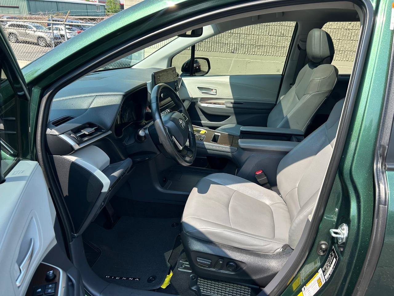 Used 2022 Toyota Sienna XLE AWD/4WD image 9