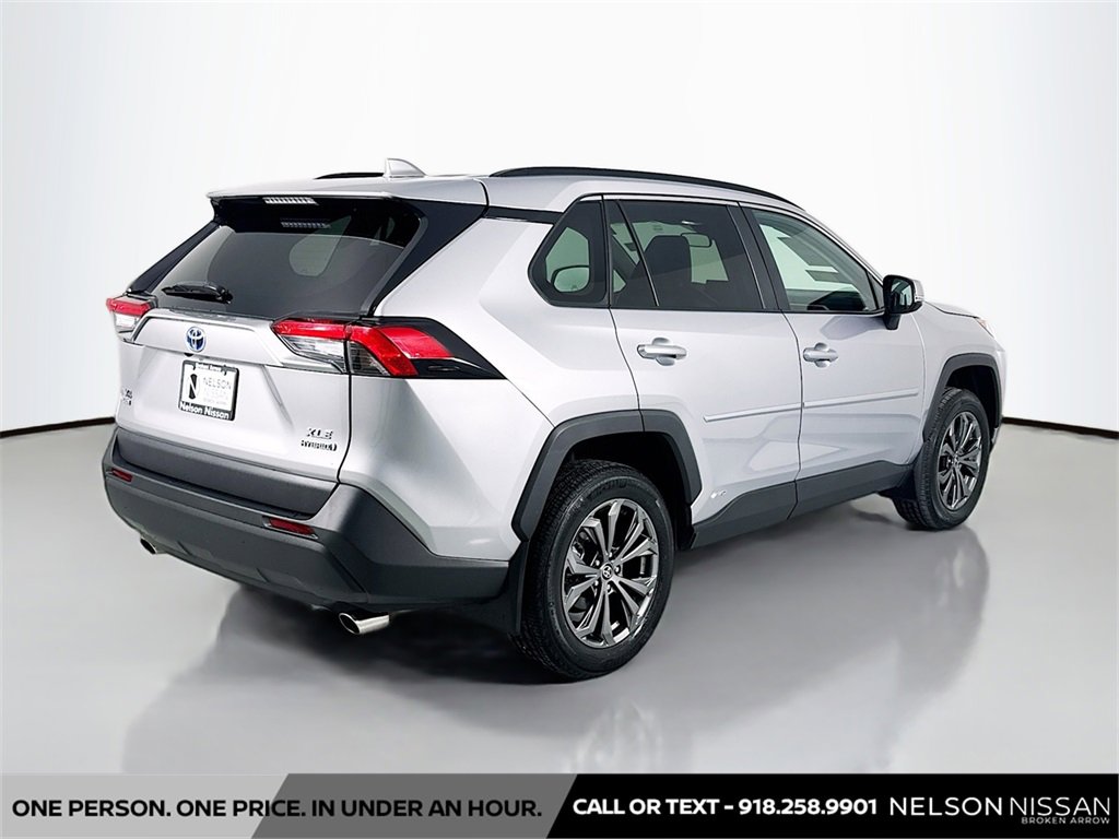 Used 2022 Toyota RAV4 XLE Premium image 5