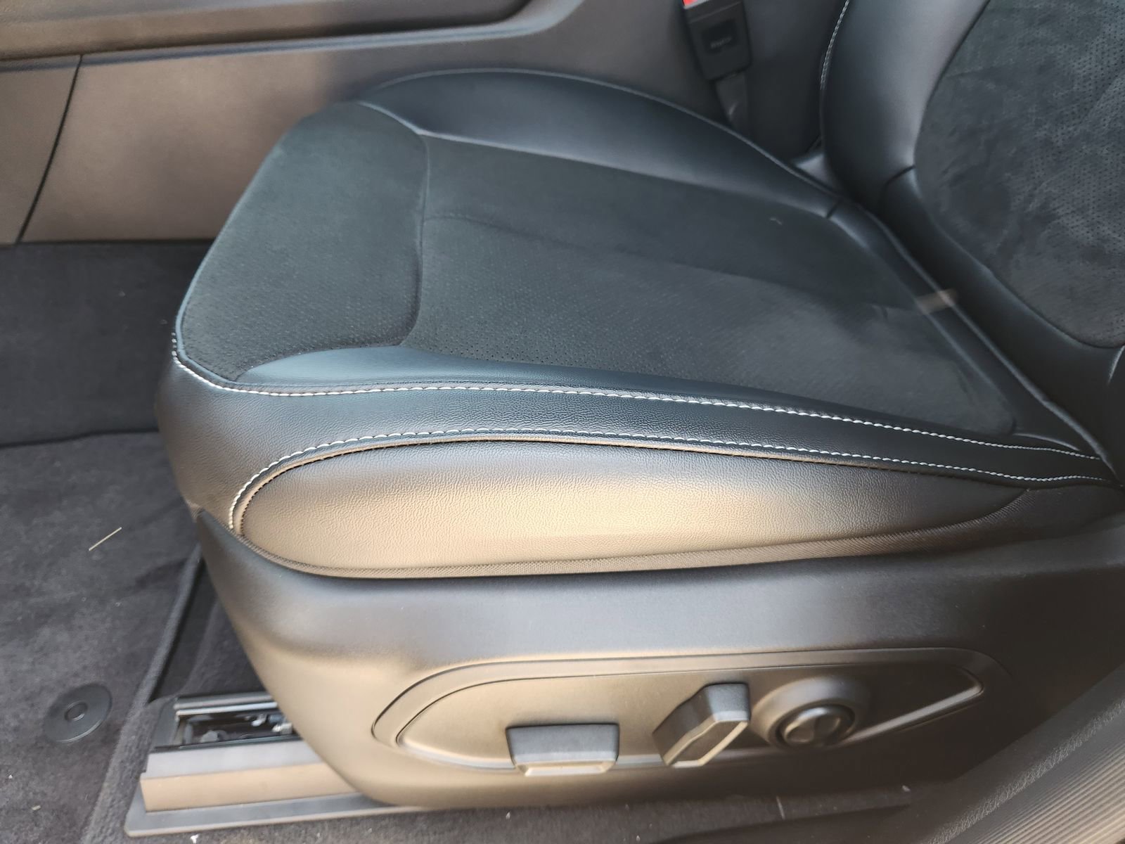 New 2025 Jeep Grand Cherokee Altitude image 16