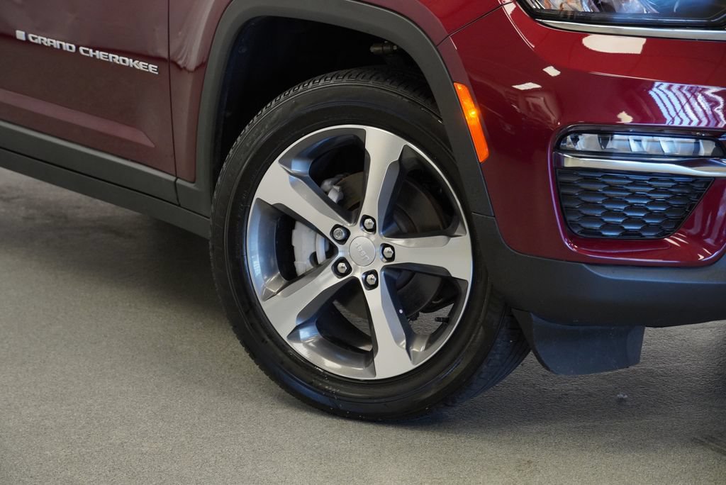 Certified 2025 Jeep Grand Cherokee Limited AWD/4WD image 4