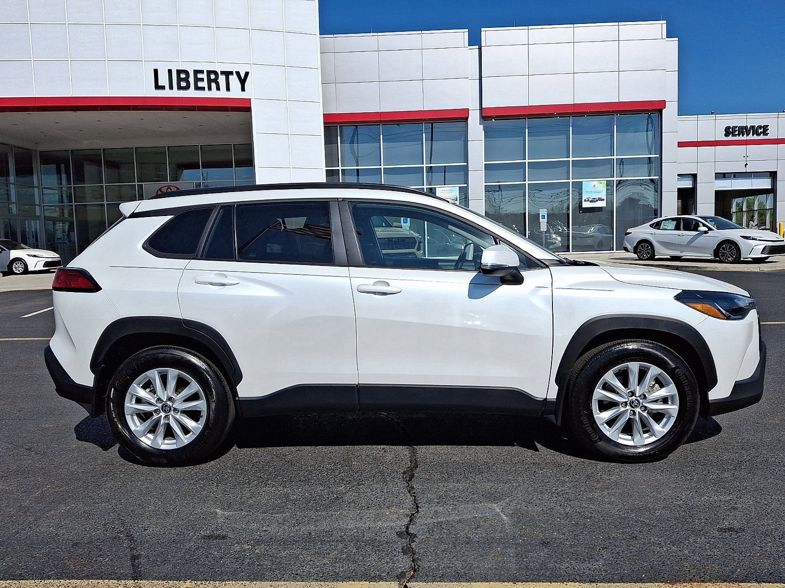 Used 2023 Toyota Corolla Cross LE w/ Moonroof Package image 7