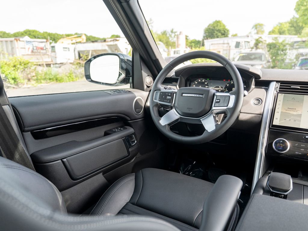 New 2025 Land Rover Discovery S image 17