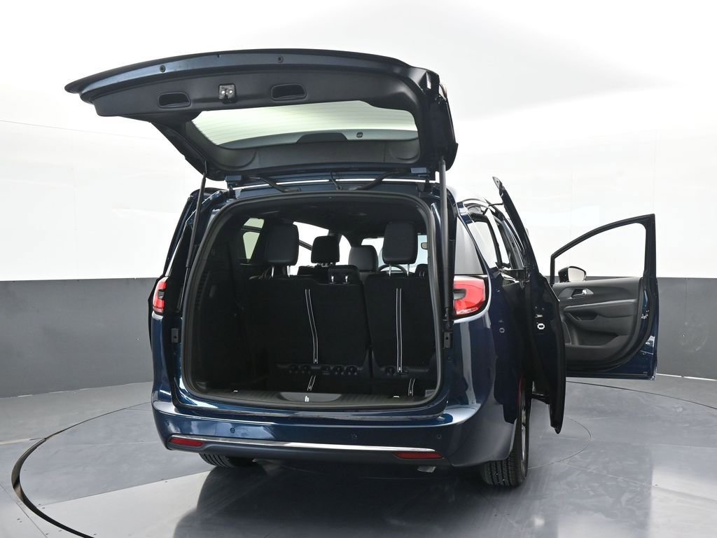 Used 2025 Chrysler Pacifica Select image 68