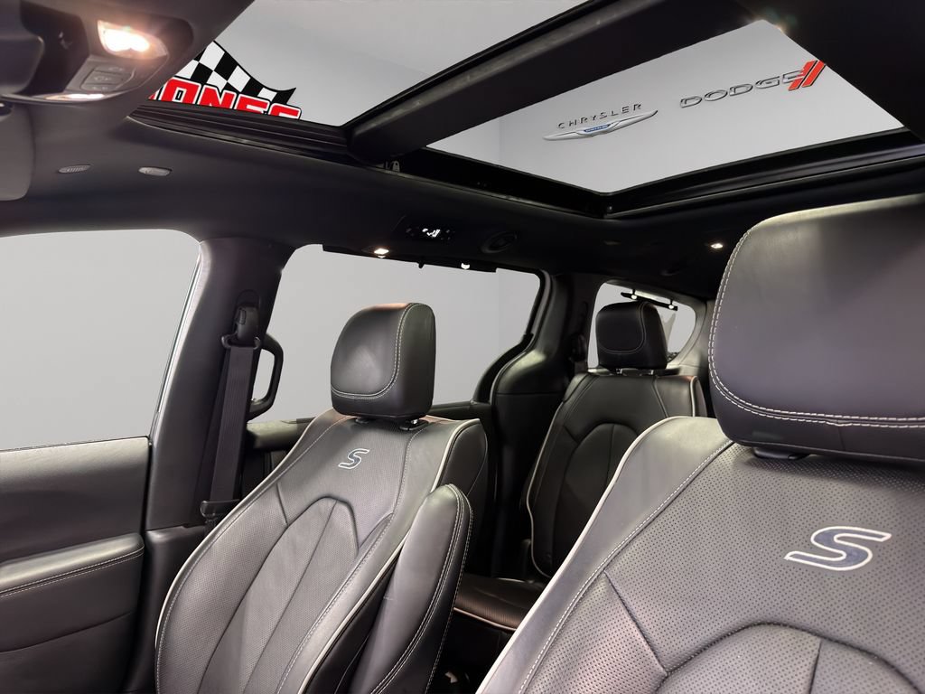 Used 2025 Chrysler Pacifica Limited FWD image 4
