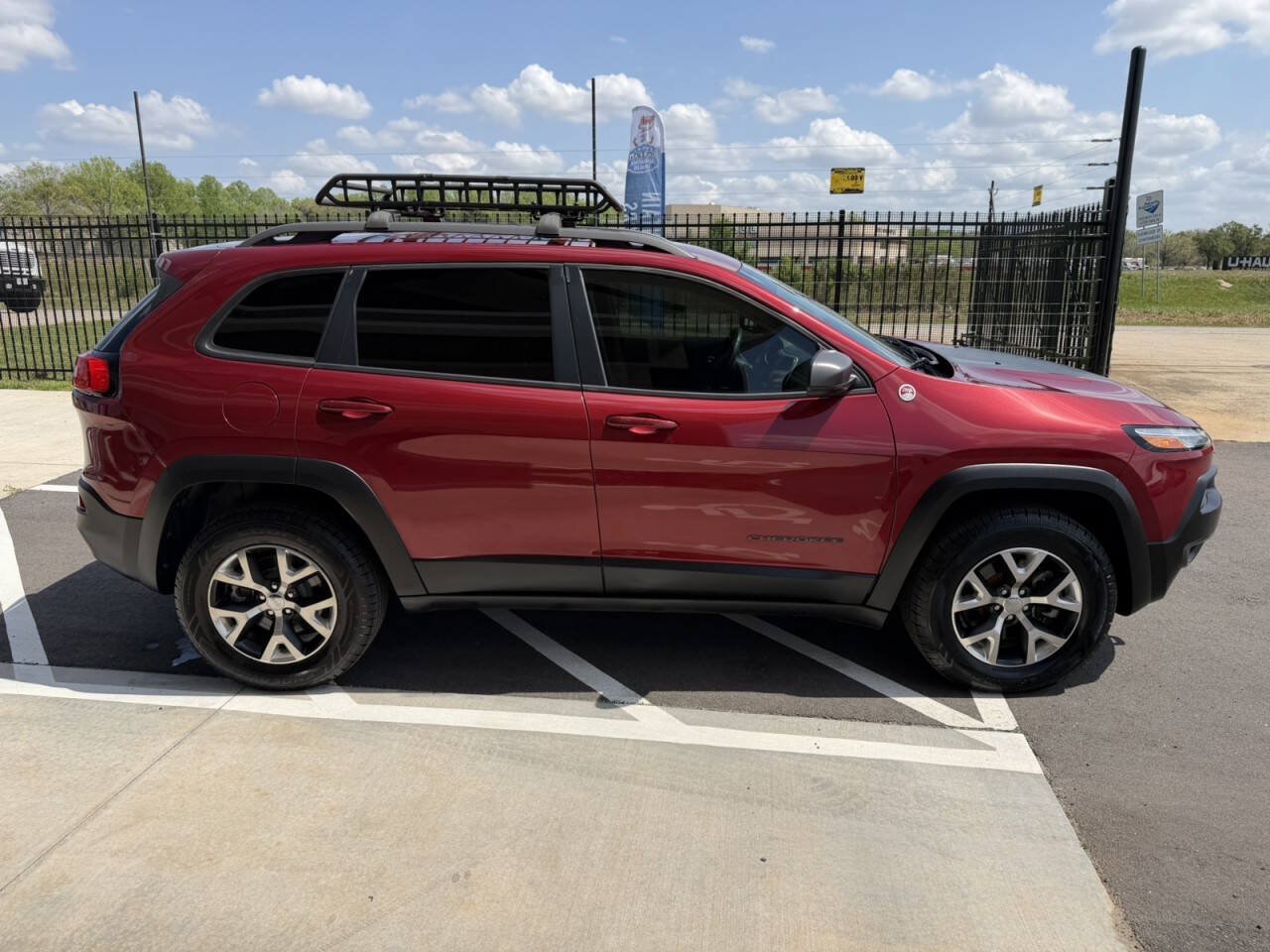 Used 2017 Jeep Cherokee Trailhawk AWD/4WD image 7
