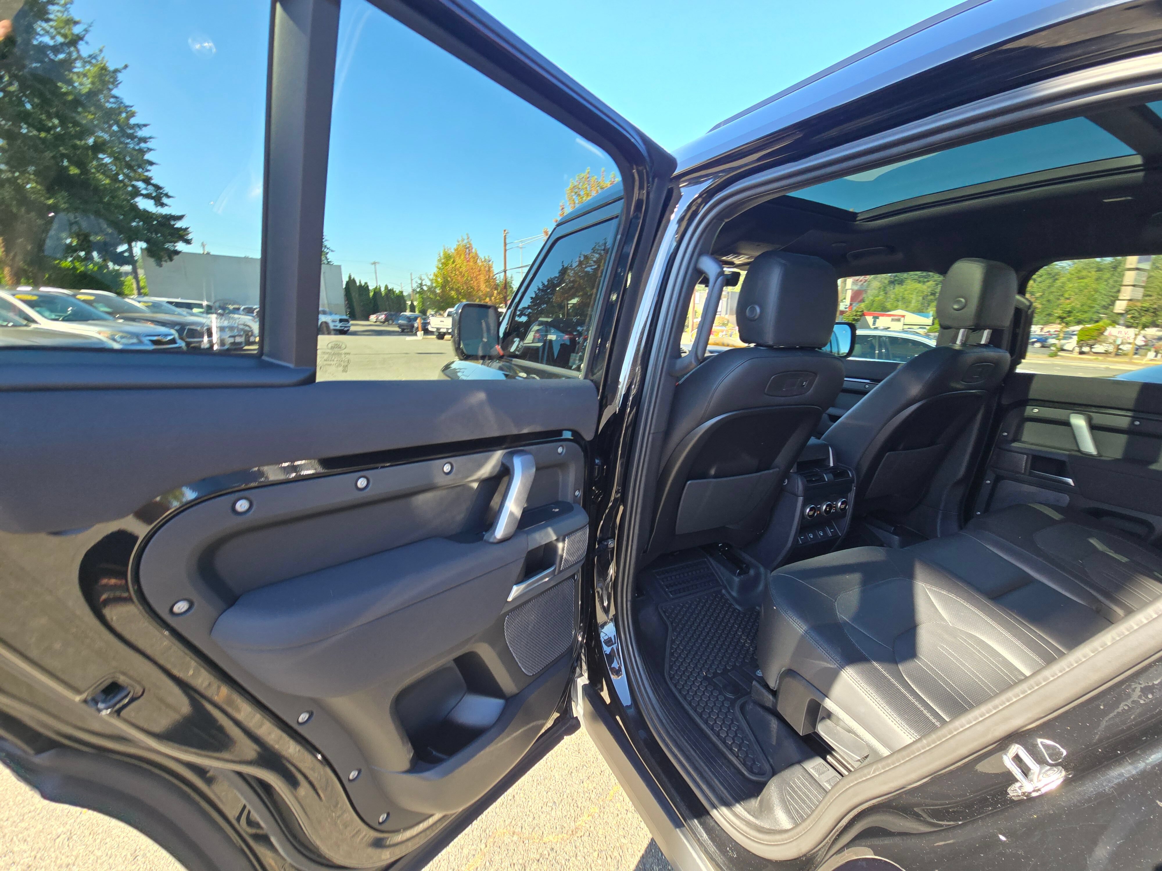 Used 2022 Land Rover Defender 110 X-Dynamic SE AWD/4WD image 15