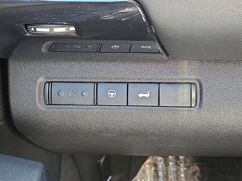 Used 2025 Nissan Pathfinder SV AWD/4WD image 25