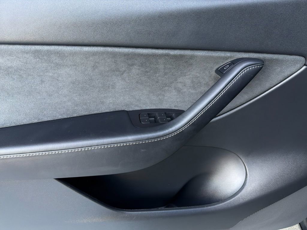 Used 2022 Tesla Model Y Long Range image 11