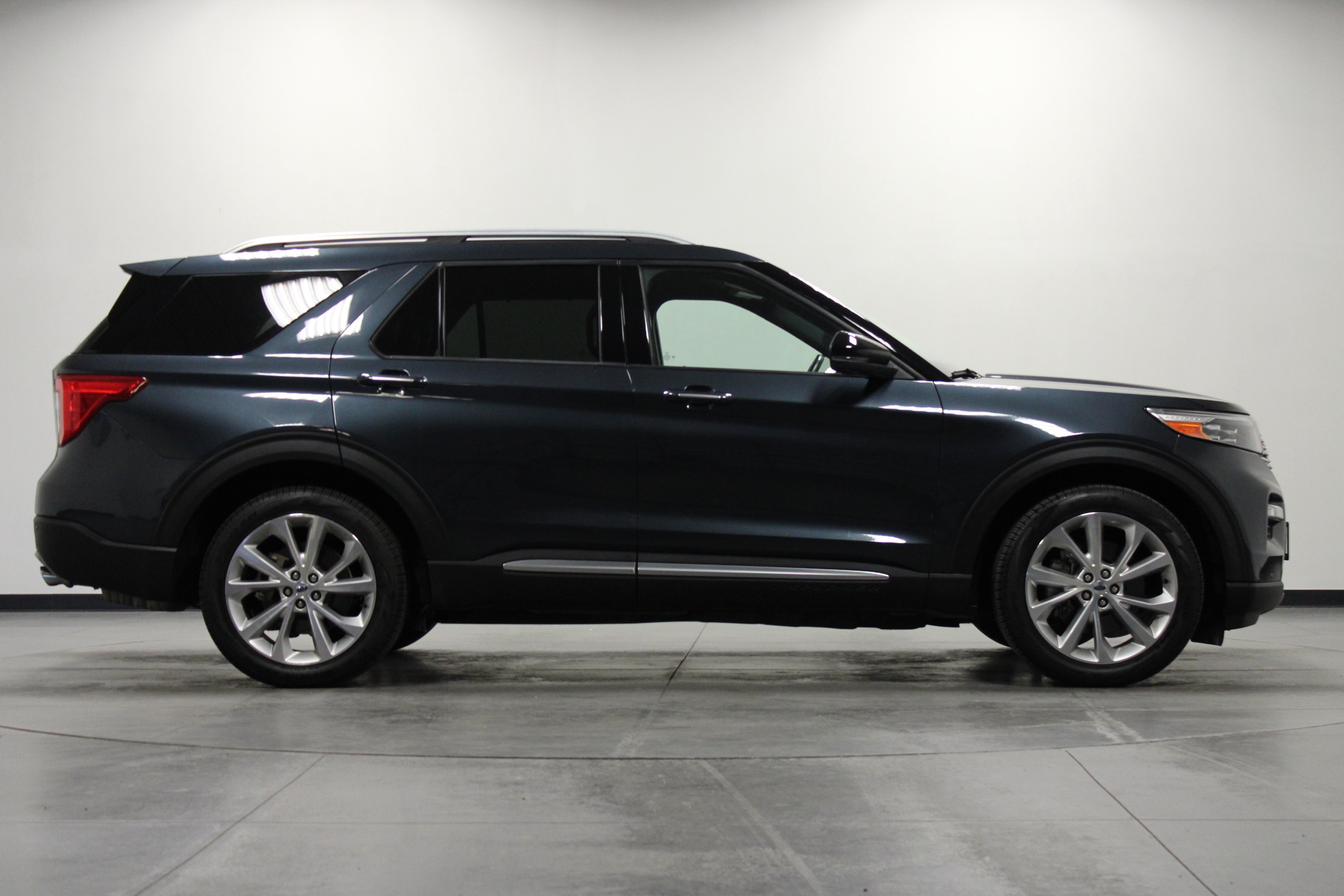 Used 2022 Ford Explorer Platinum w/ Technology Package RWD image 3