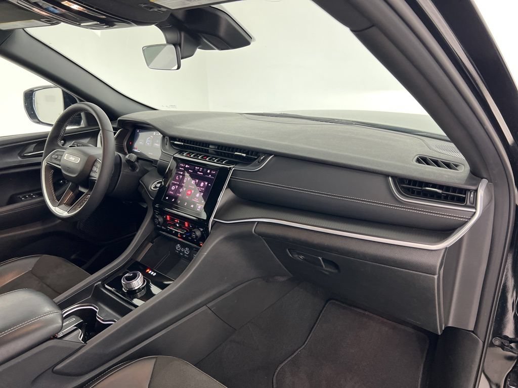 Used 2025 Jeep Grand Cherokee Altitude AWD/4WD image 25