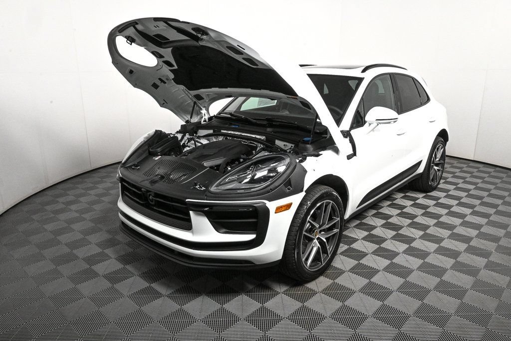 Certified 2026 Porsche Macan AWD/4WD image 35