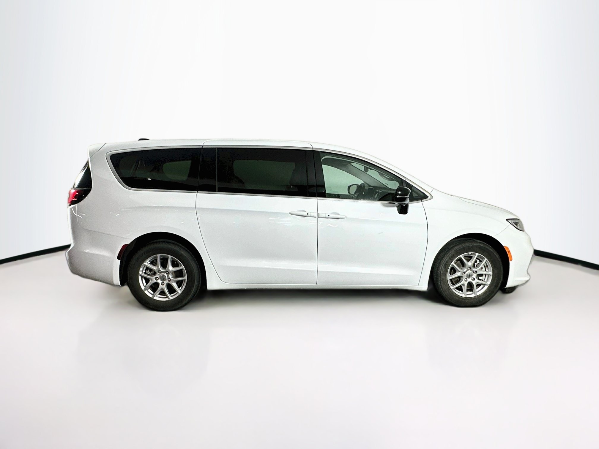 Used 2024 Chrysler Pacifica Touring-L FWD image 10
