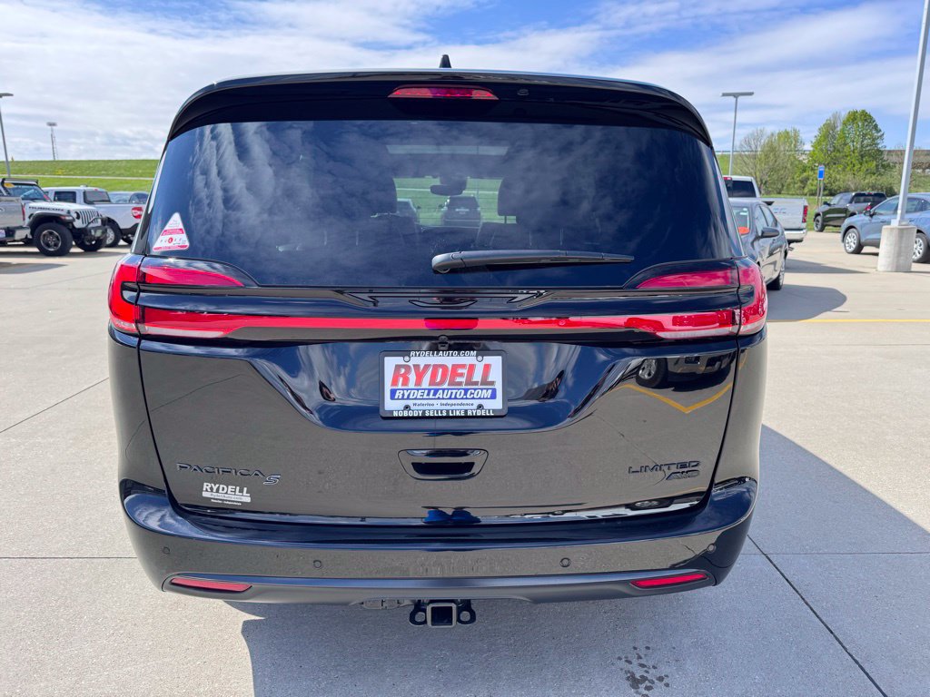 New 2027 Chrysler Pacifica Limited w/ Family Tech Group AWD/4WD image 16