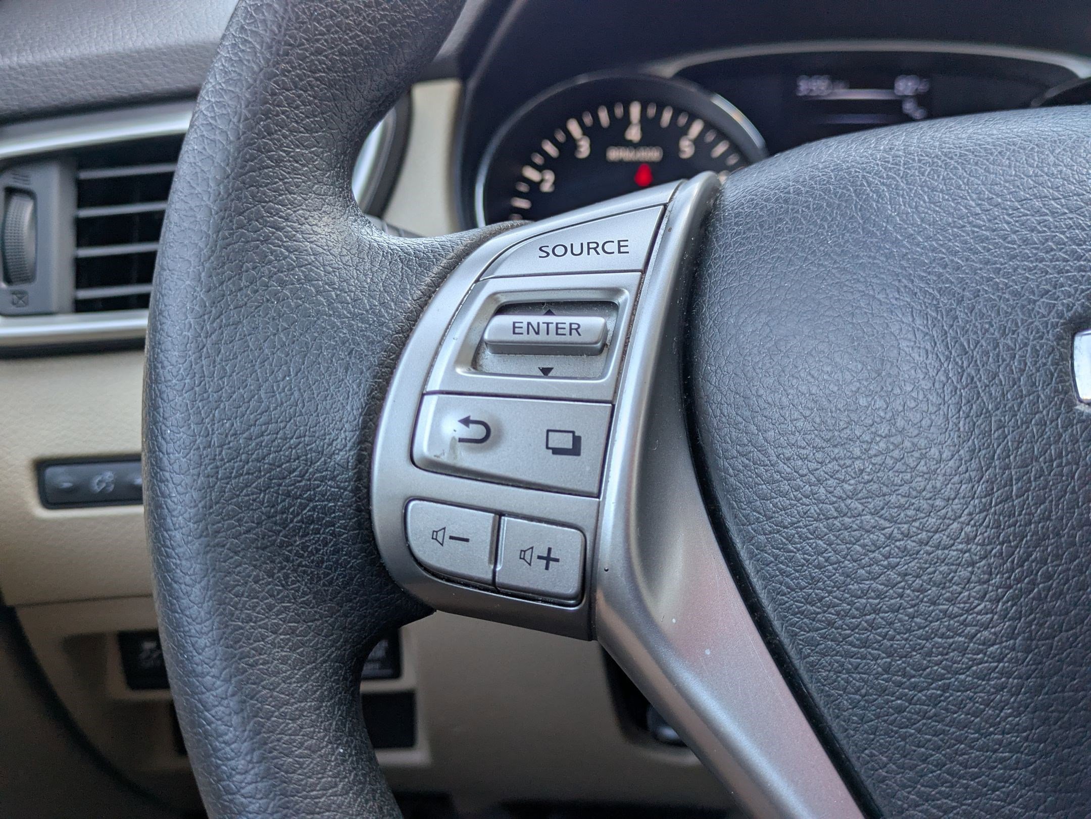 Used 2016 Nissan Rogue SV w/ SV Premium Package image 15