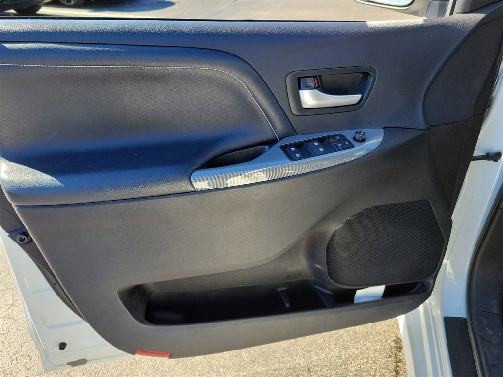 Used 2017 Toyota Sienna SE image 18