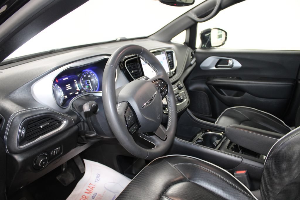 Used 2025 Chrysler Pacifica Limited FWD image 16