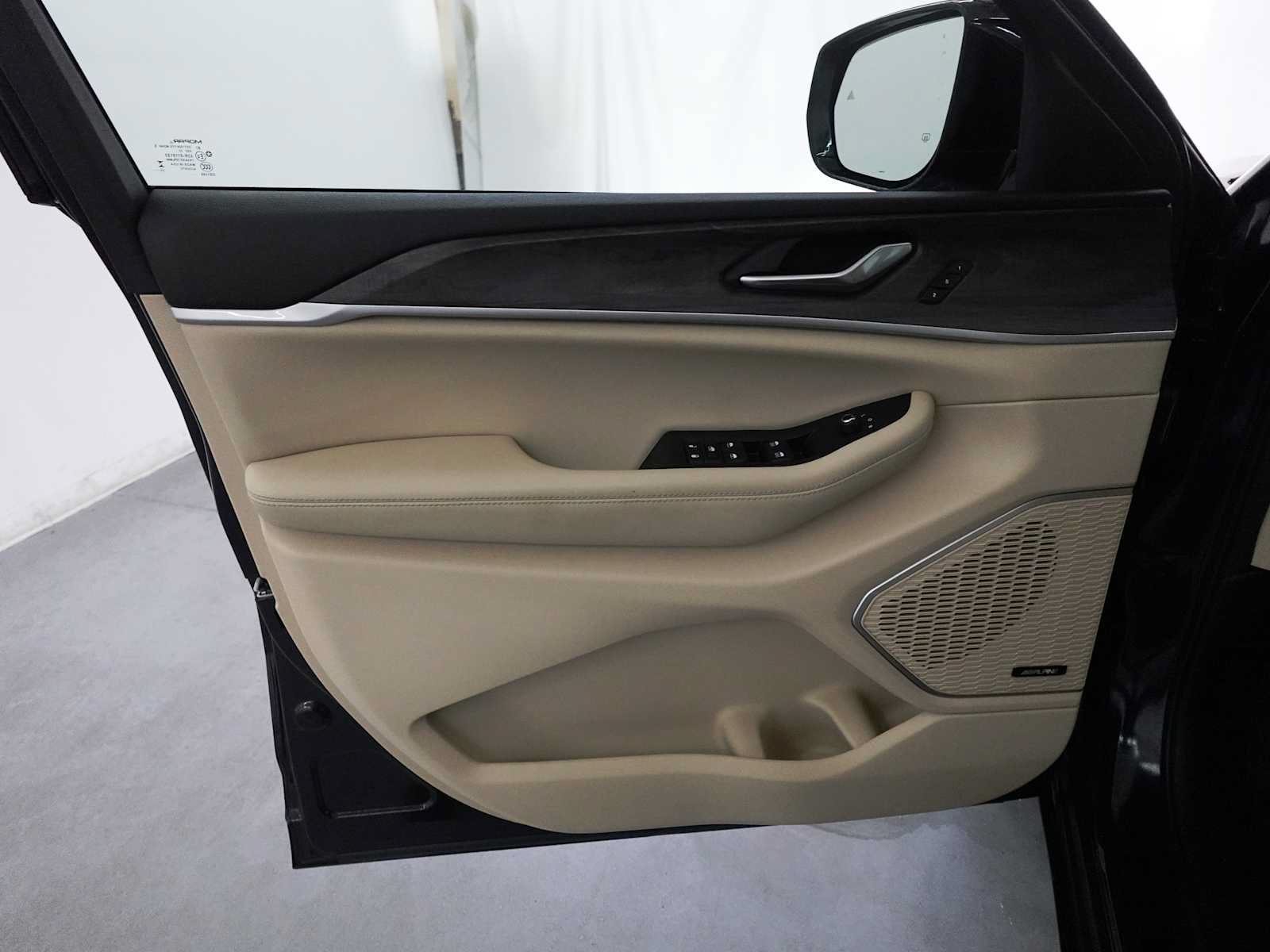 Used 2023 Jeep Grand Cherokee 4WD 4xe image 10