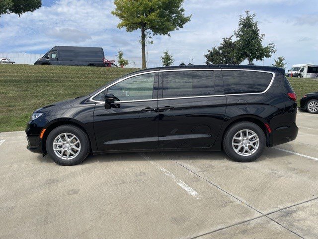 New 2026 Chrysler Pacifica Select image 2