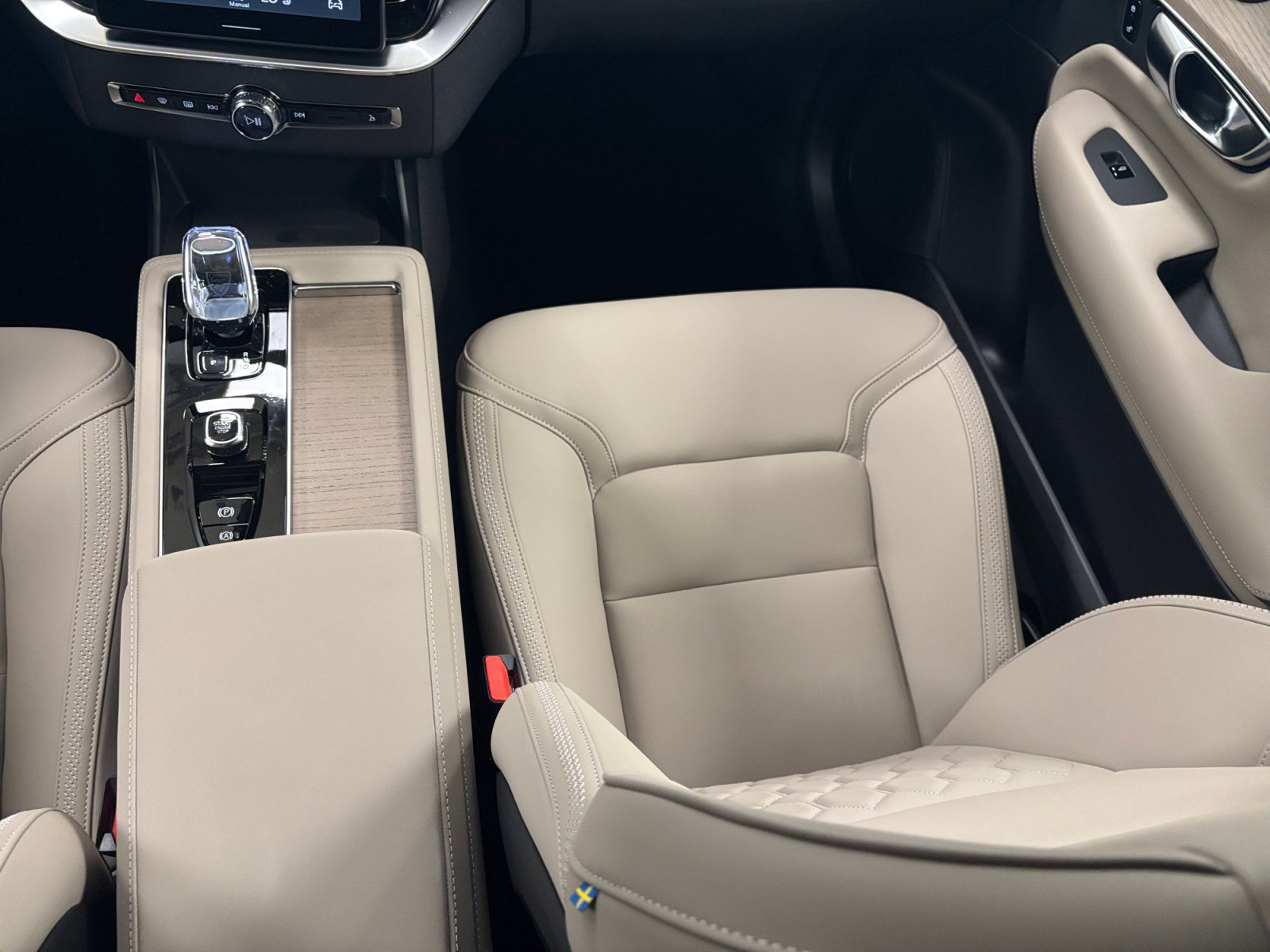 New 2026 Volvo XC90 B6 Plus w/ Protection Package AWD/4WD image 17