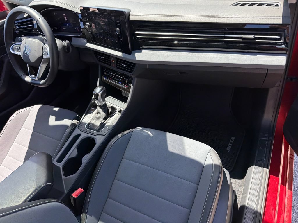 Certified 2025 Volkswagen Jetta SE FWD image 27