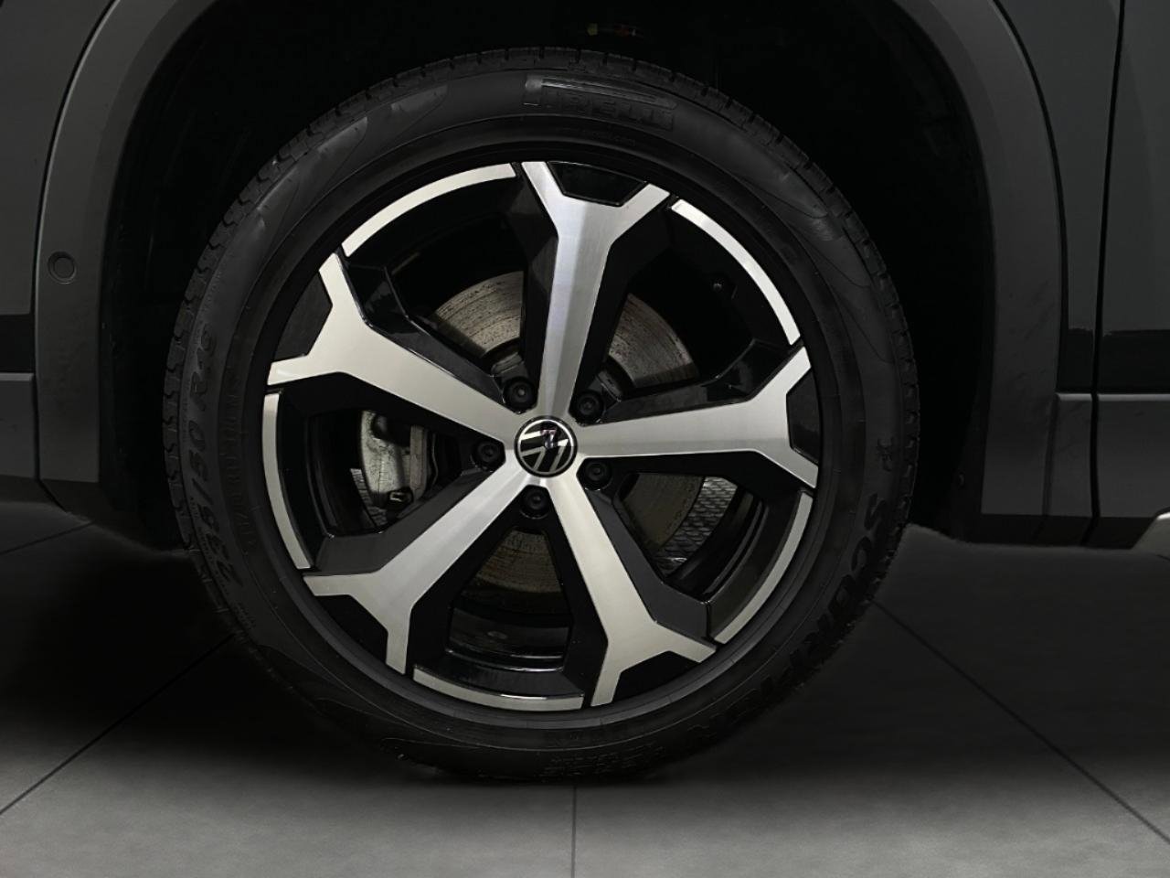 Certified 2025 Volkswagen Tiguan SE image 12