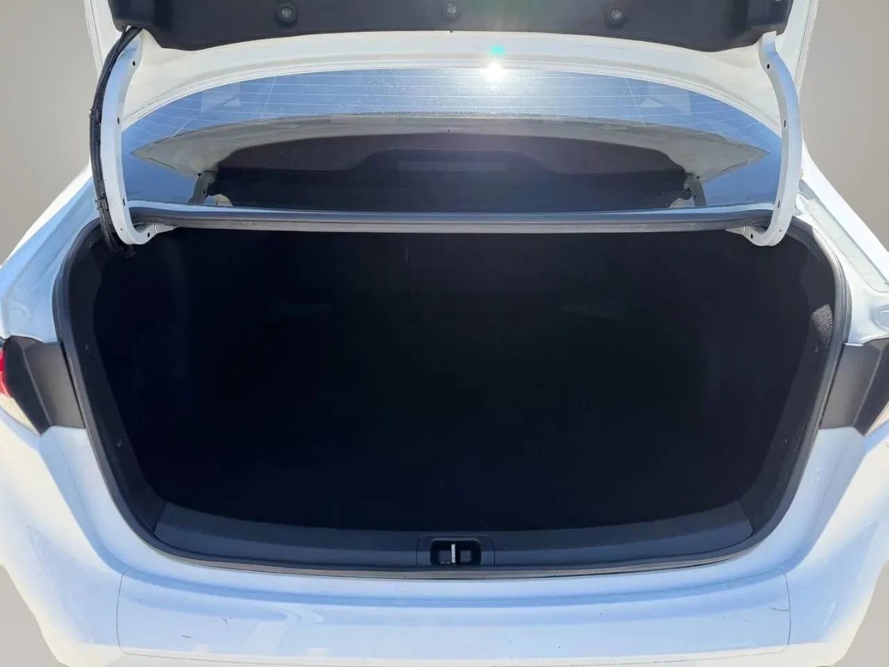 Used 2021 Toyota Corolla LE FWD image 18