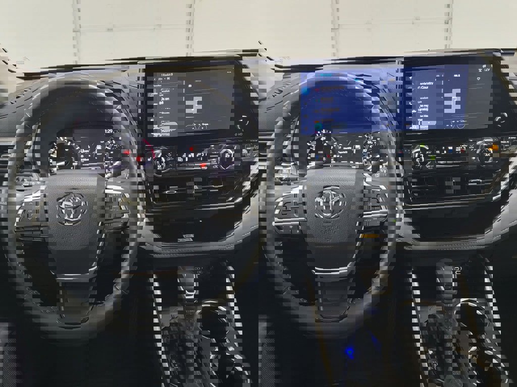 Certified 2025 Toyota Highlander XLE image 12