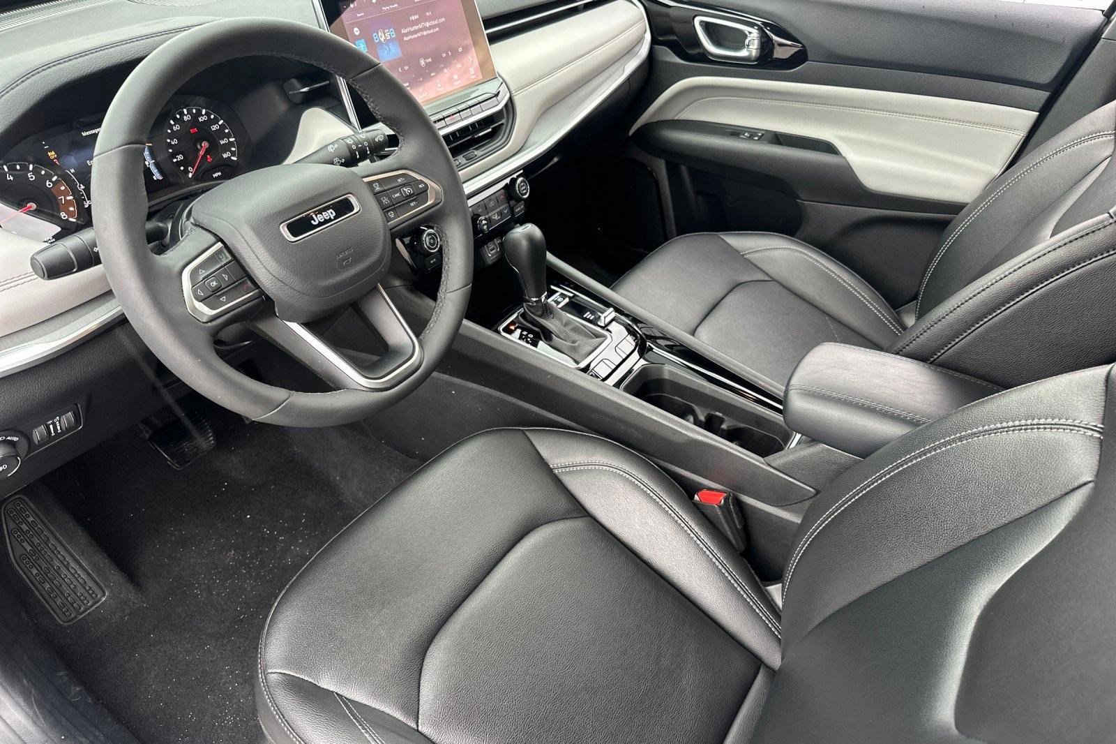 Used 2025 Jeep Compass Limited image 4