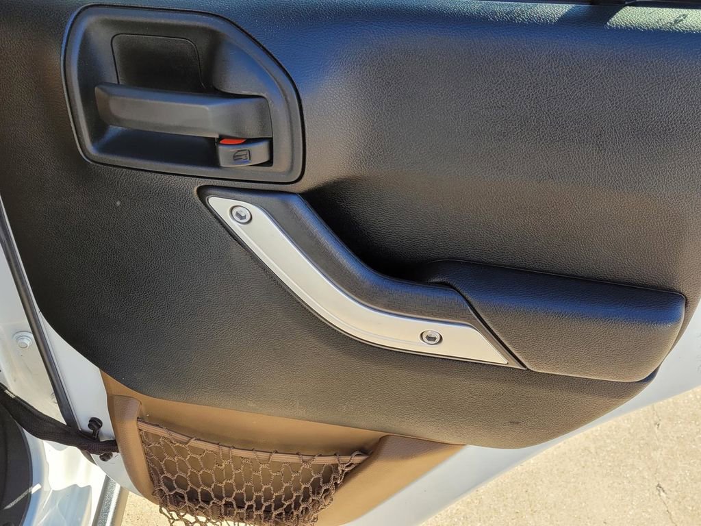 Used 2017 Jeep Wrangler Unlimited Rubicon w/ Connectivity Group image 13