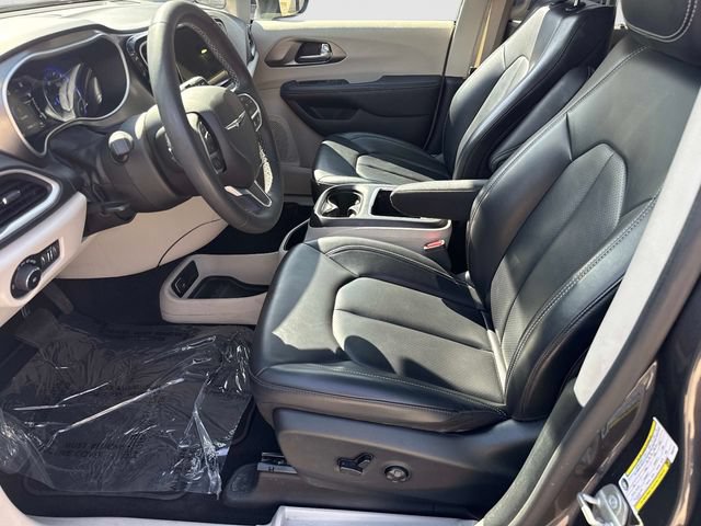 Used 2023 Chrysler Pacifica Touring-L FWD image 13