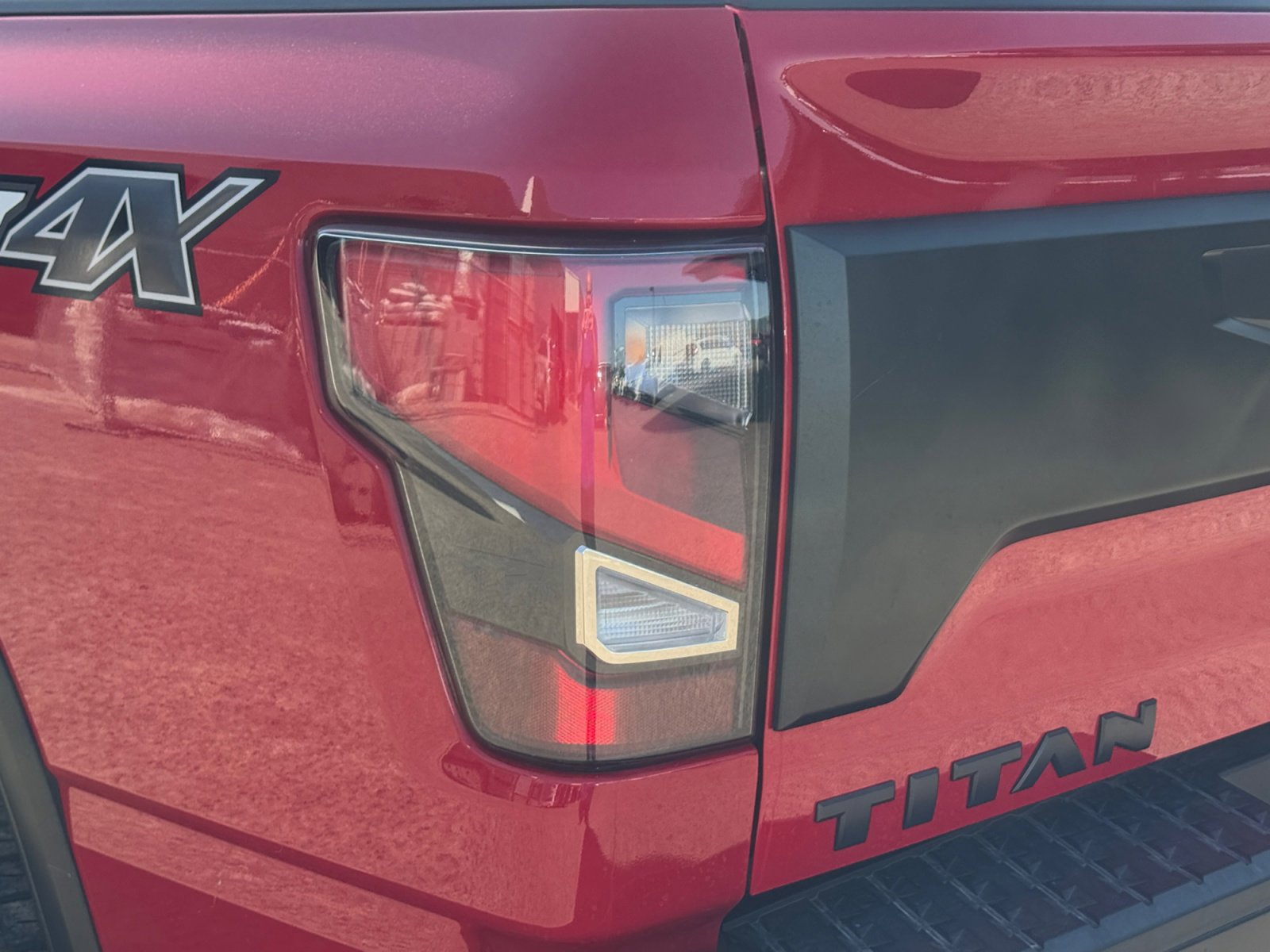 Used 2024 Nissan Titan PRO-4X w/ Pro-4x Convenience Package AWD/4WD image 15