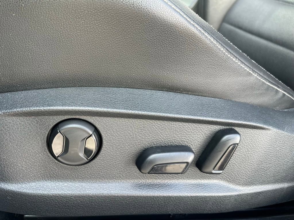 Used 2017 Volkswagen Golf R 4-Door image 21