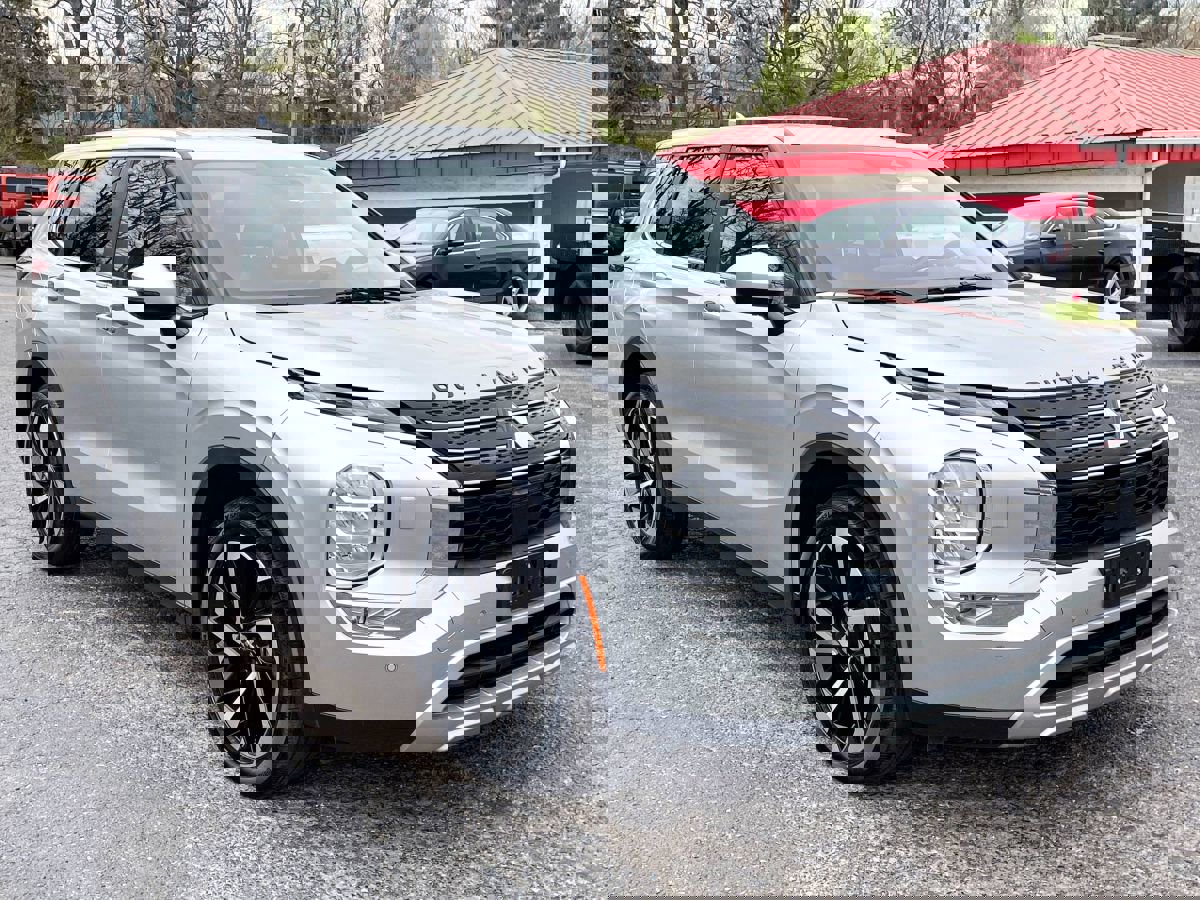 Used 2022 Mitsubishi Outlander SE image 2