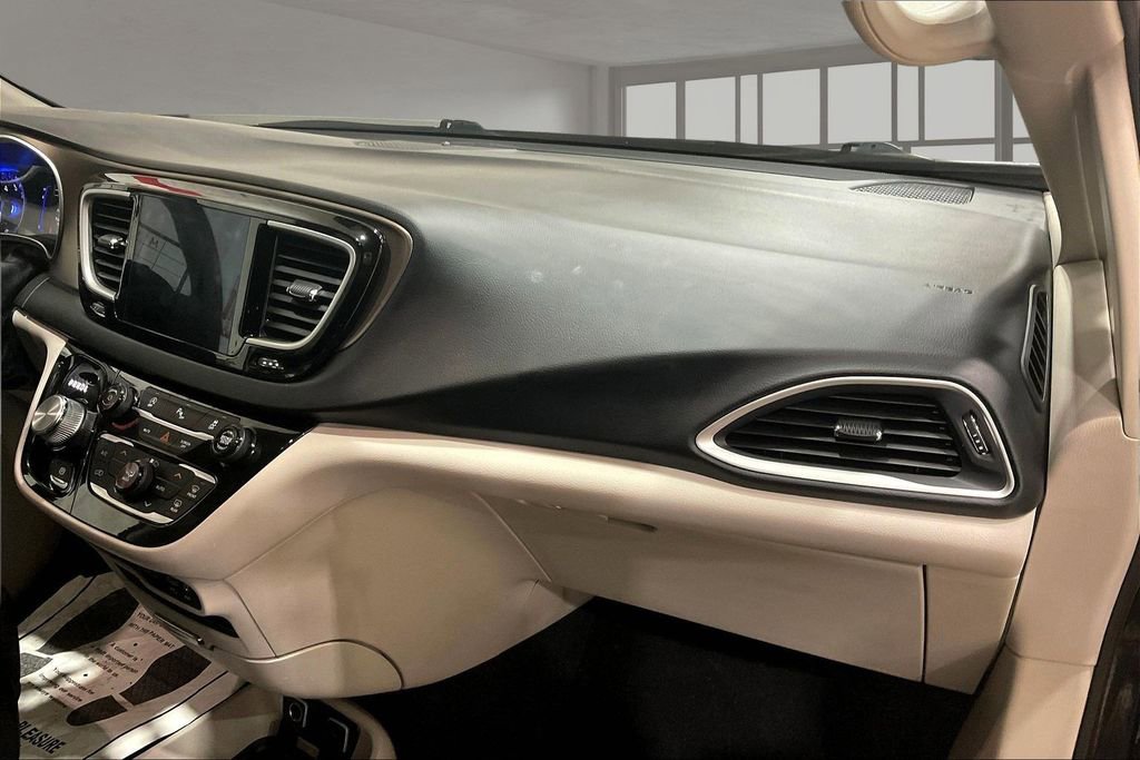 Used 2018 Chrysler Pacifica Touring Plus image 17