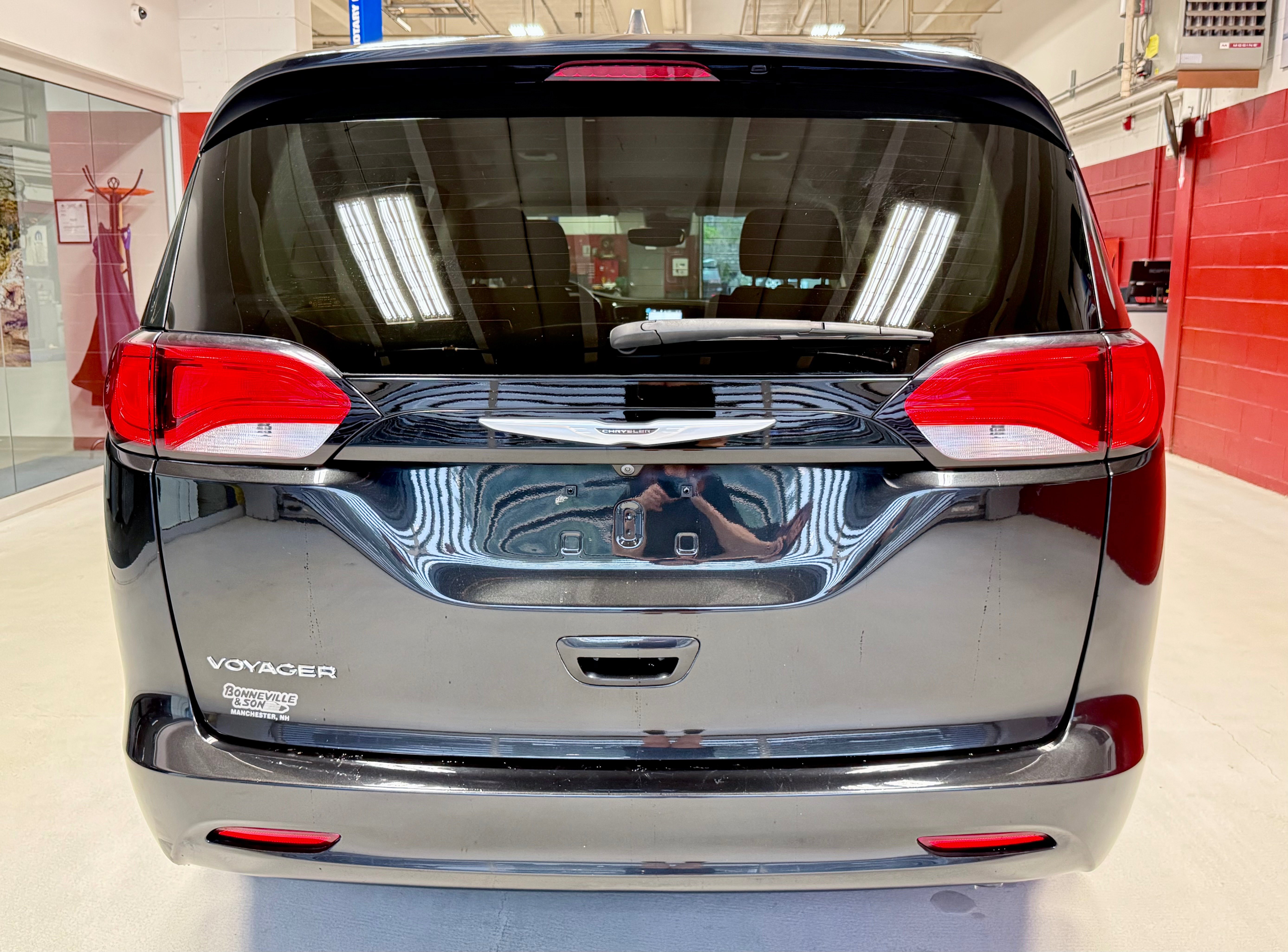 Used 2023 Chrysler Voyager LX FWD image 6