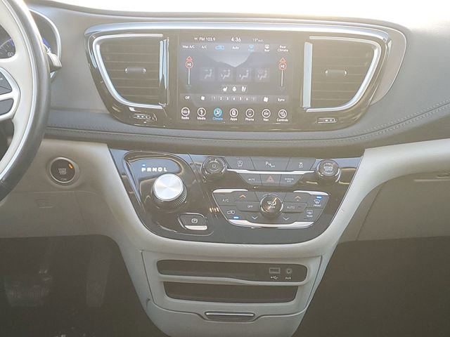 Used 2018 Chrysler Pacifica Limited image 13