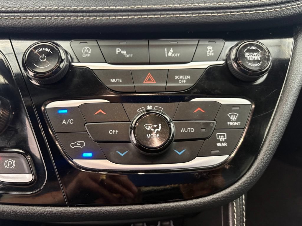 Used 2025 Chrysler Pacifica Limited FWD image 13